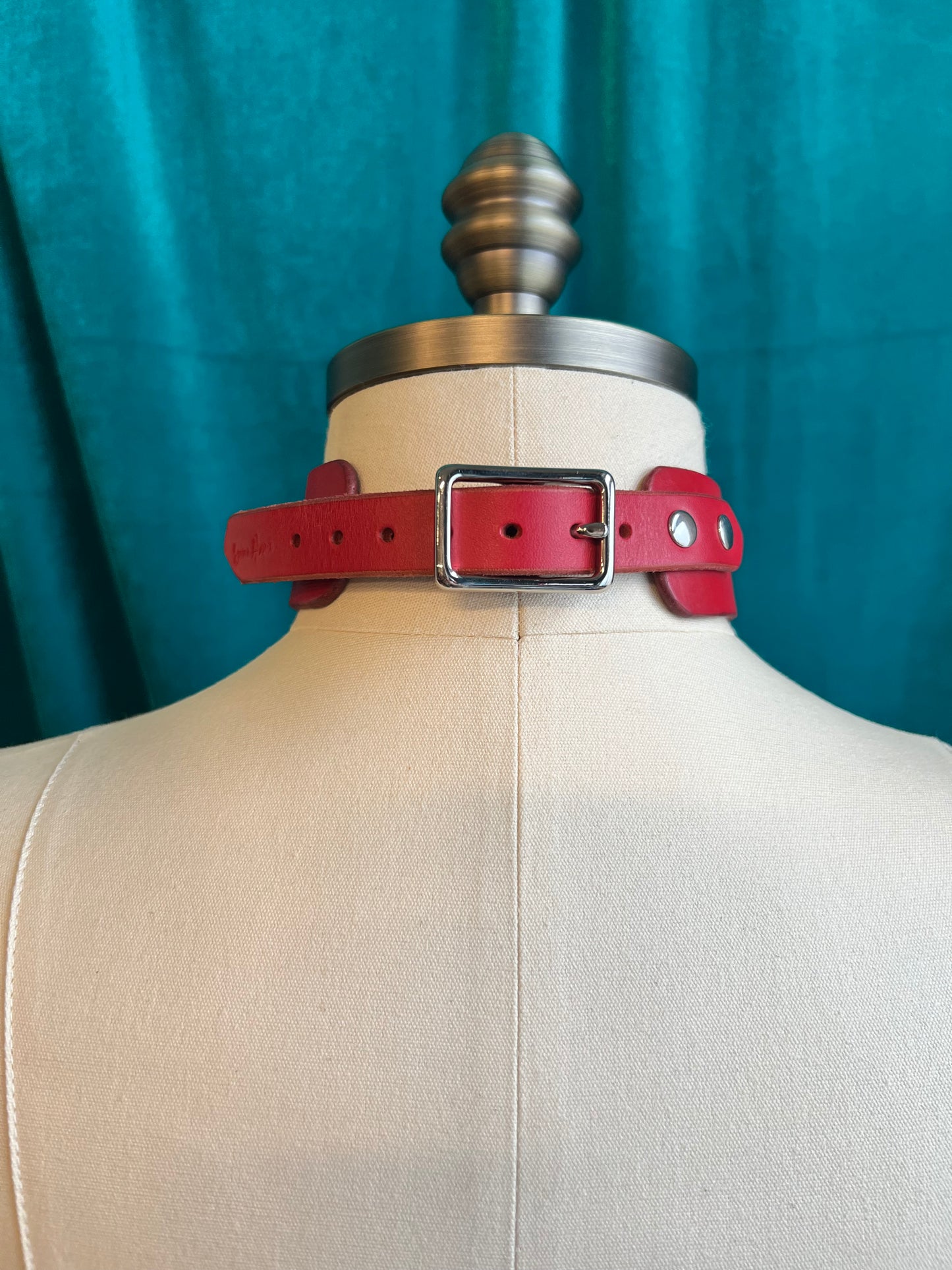 Red Door Knocker Collar Sample