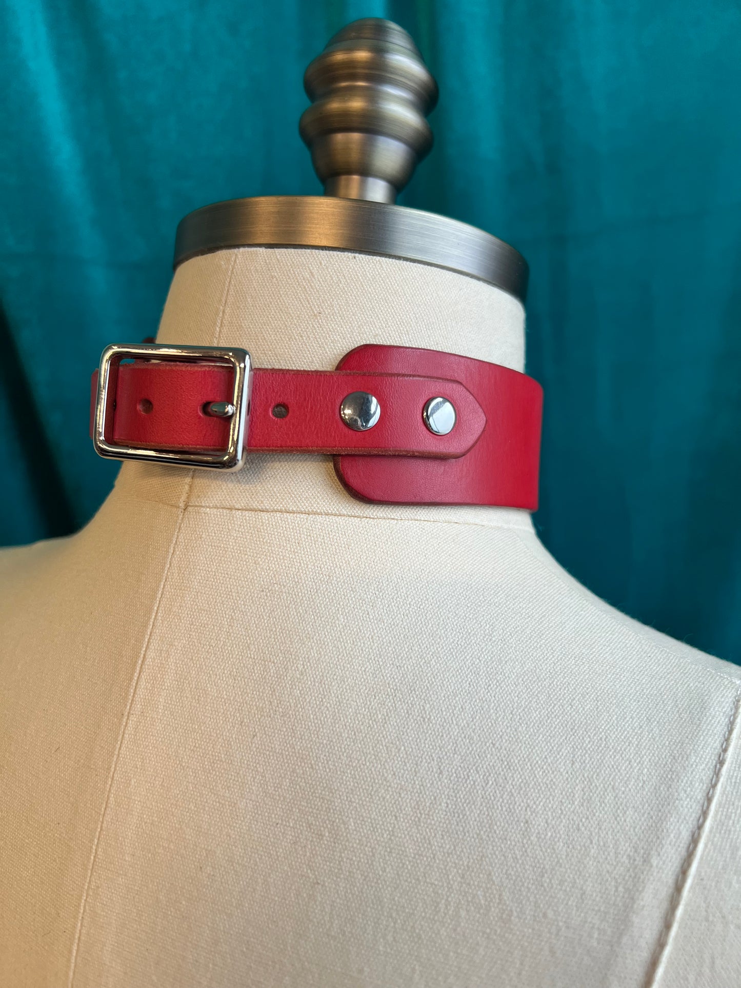 Red Door Knocker Collar Sample